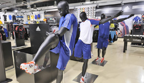 Intersport Megastore Roermond (NL): Ladenbau Sport - 