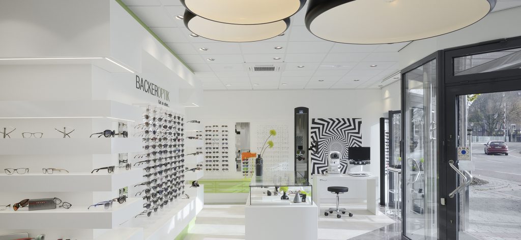 Backer Optik – Emden (DE). Neue Einrichtung Augenoptiker