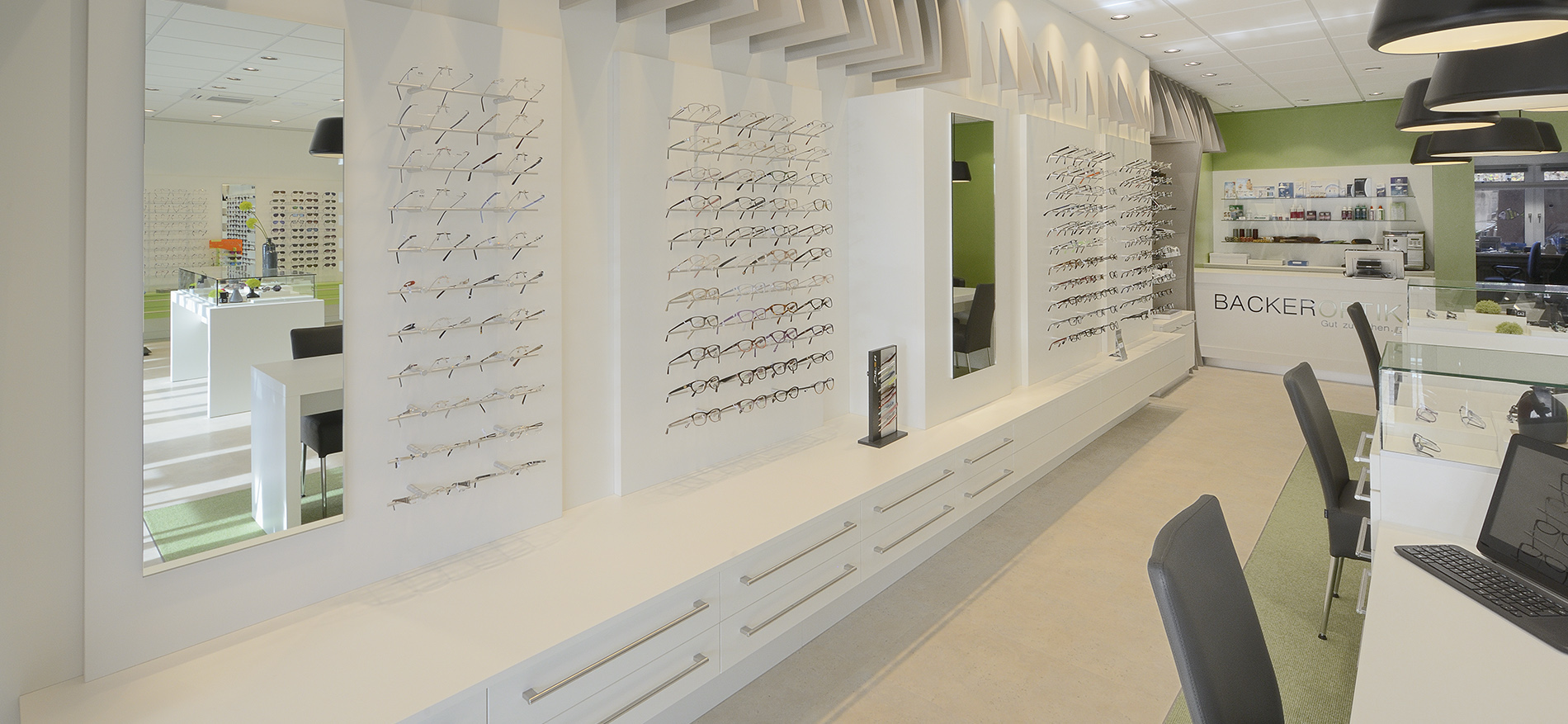 Backer Optik – Emden (DE). Neue Einrichtung Augenoptiker - 